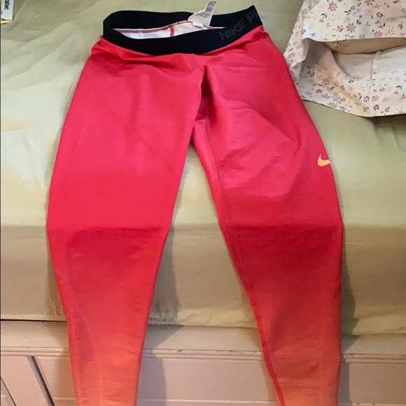 Nike Pants - *NEED TO GO* $10🤑Pink Nike Pro Insulated Leggings